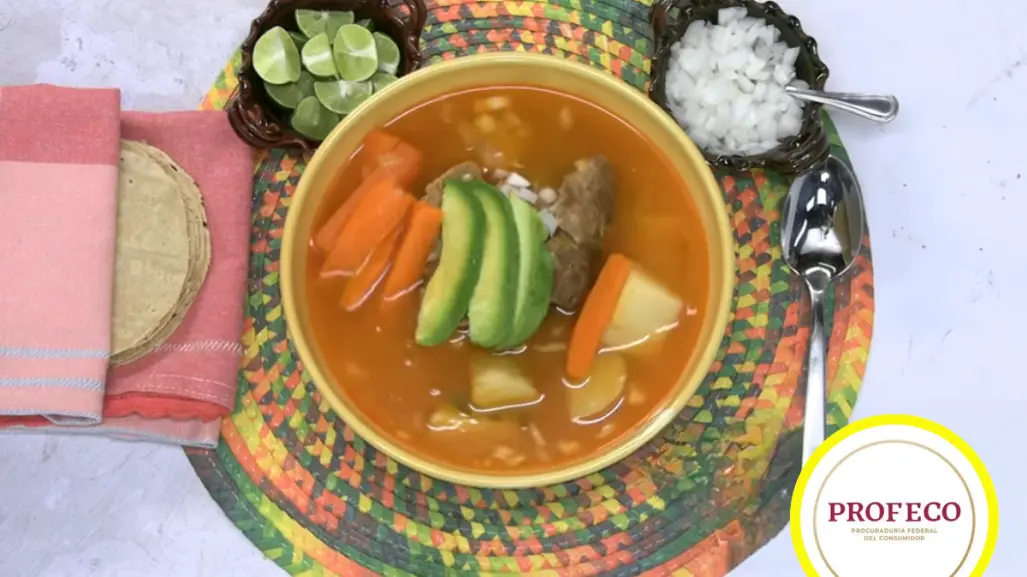 Prepara un caldo de res con verduras por menos de 350 pesos