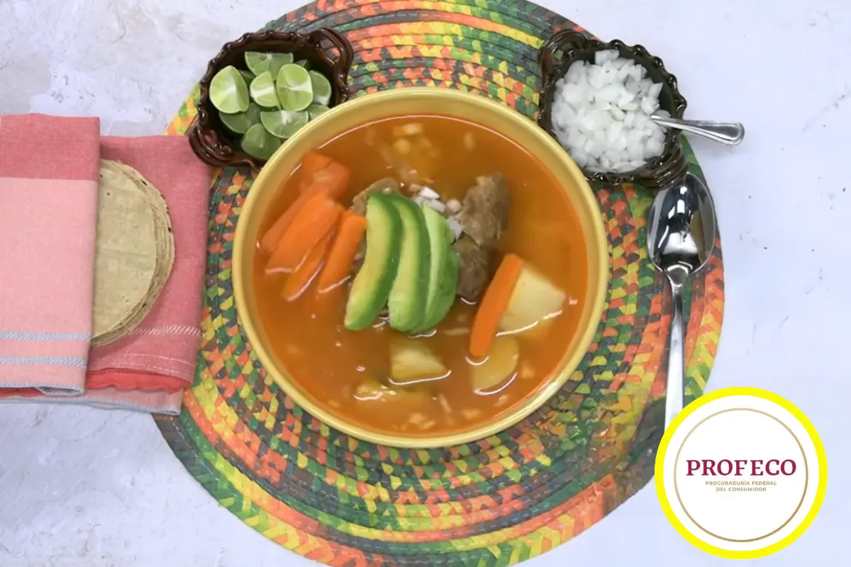 El caldo de res con verduras es uno de los platillos más completos en lo que a nutrientes se refiere. Foto: Profeco | Canva