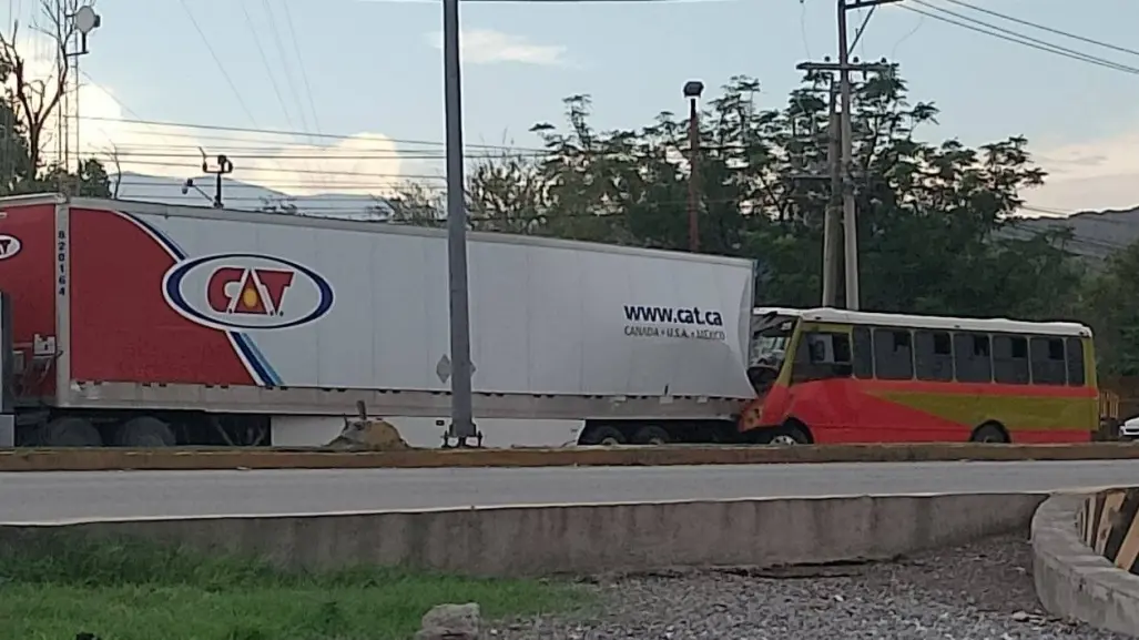 Accidente entre tráiler y ruta Ramos Arizpe y deja más de 30 heridos