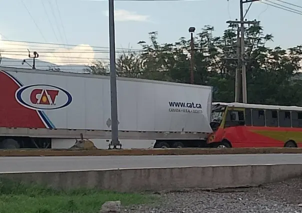 Accidente entre tráiler y ruta Ramos Arizpe y deja más de 30 heridos