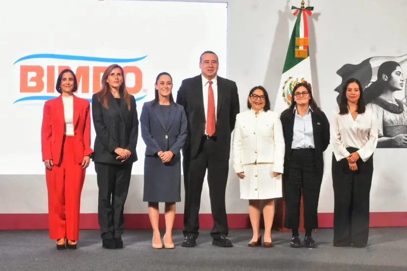 Claudia Sheinbaum, funcionarios y representantes de Grupo Bimbo. Foto: Enrique Pérez Huerta