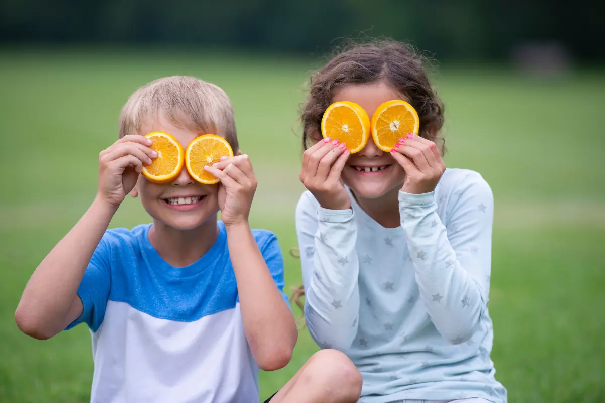 Durante las vacaciones de verano, los niños tienen más tiempo libre y apetito constante, los snacks son buenas opciones. Foto: Canva