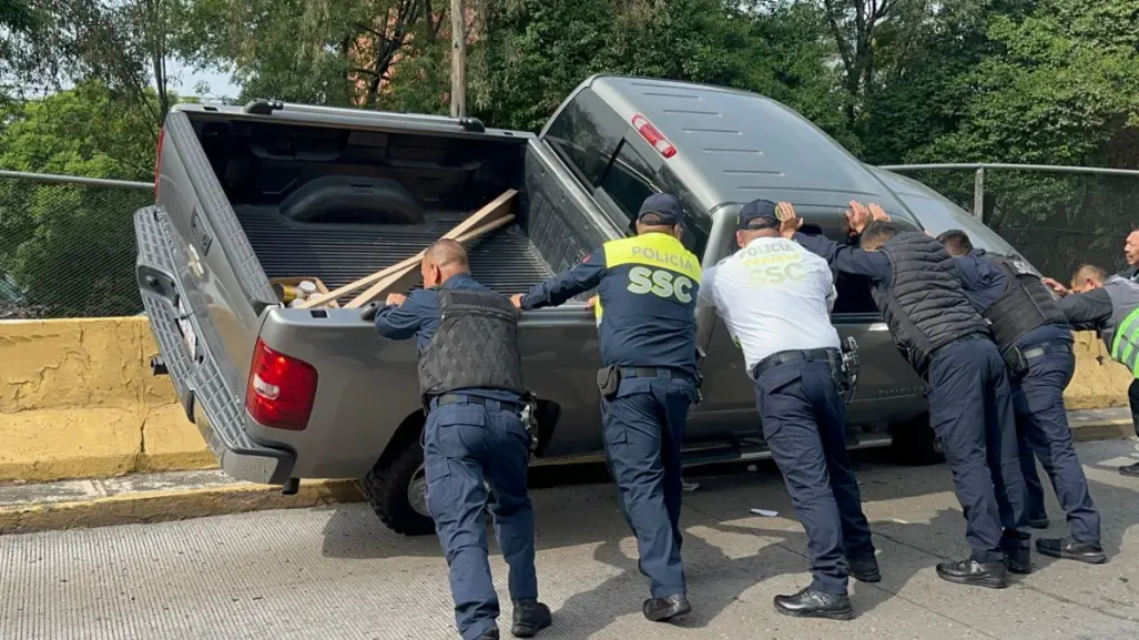 Camioneta termina en el camellón y otro coche se descompone en Churubusco