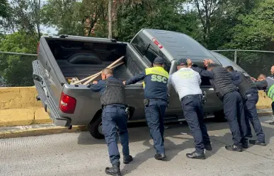 Camioneta termina en el camellón y otro coche se descompone en Churubusco