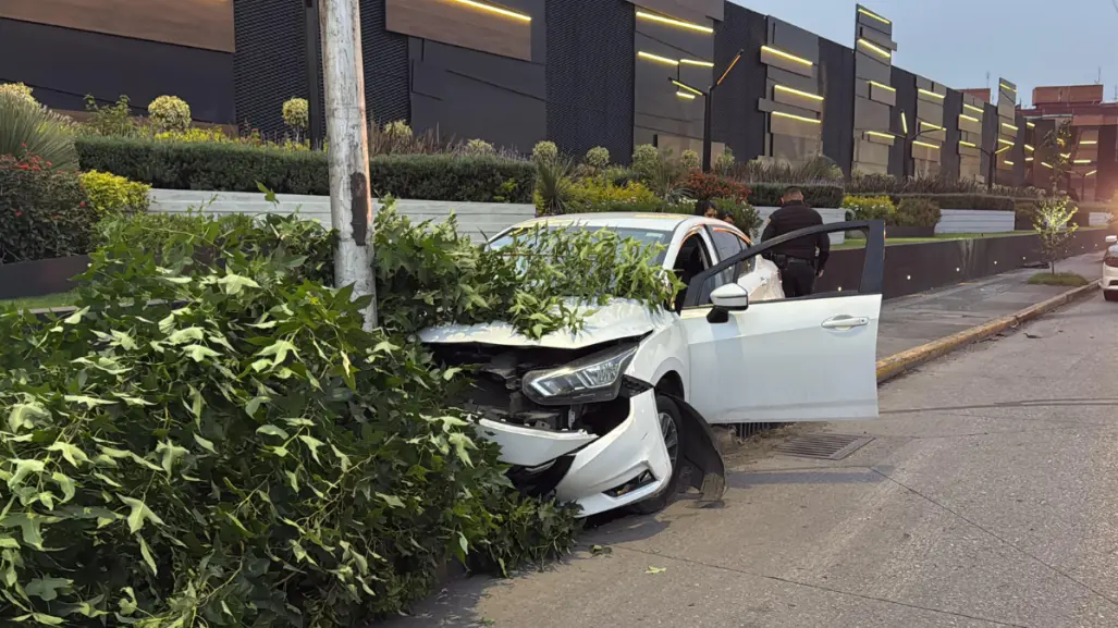 Taxi por aplicación se estrella en Circuito Interior; no hay heridos