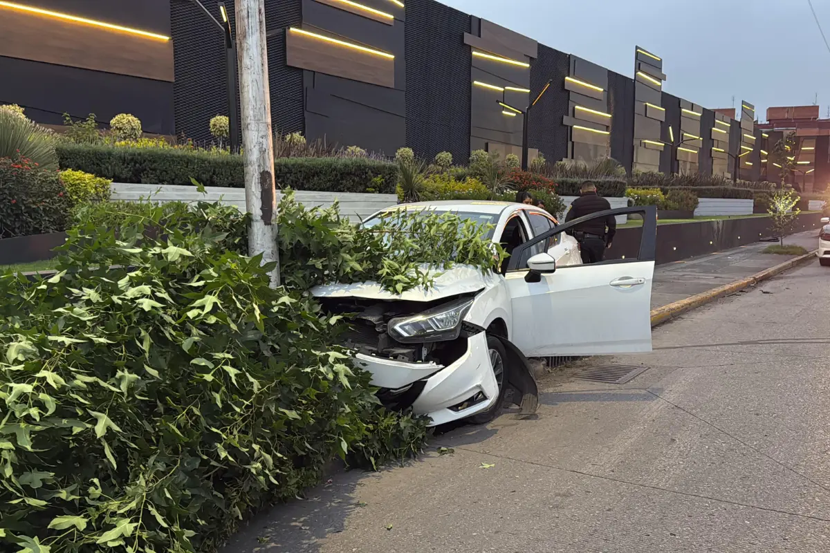 Accidente de auto en Circuito Interior. Foto: Ramón Ramírez