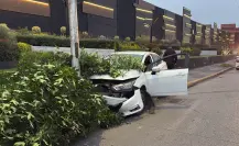 Taxi por aplicación se estrella en Circuito Interior; no hay heridos