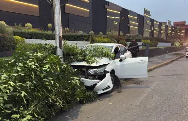 Taxi por aplicación se estrella en Circuito Interior; no hay heridos