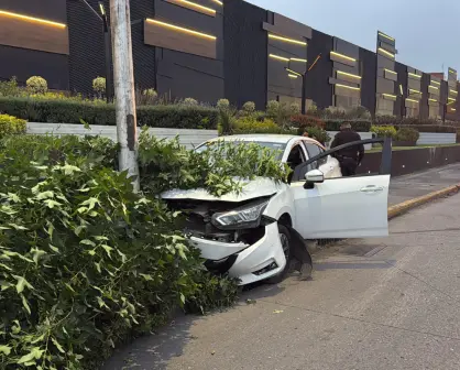 Taxi por aplicación se estrella en Circuito Interior; no hay heridos