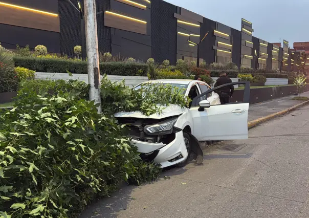 Taxi por aplicación se estrella en Circuito Interior; no hay heridos