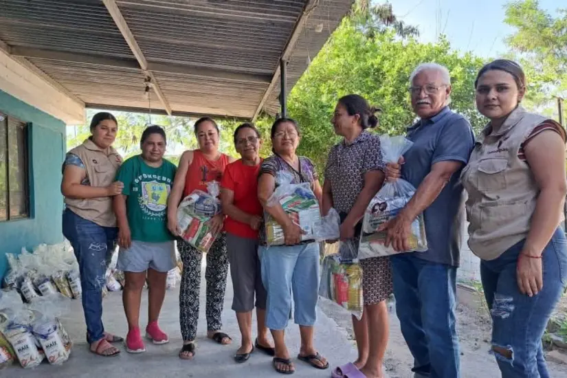 La entrega de apoyos alimentarios alas familias beneficiarias se mantiene durante el periodo vacacional. Foto: Carlos García