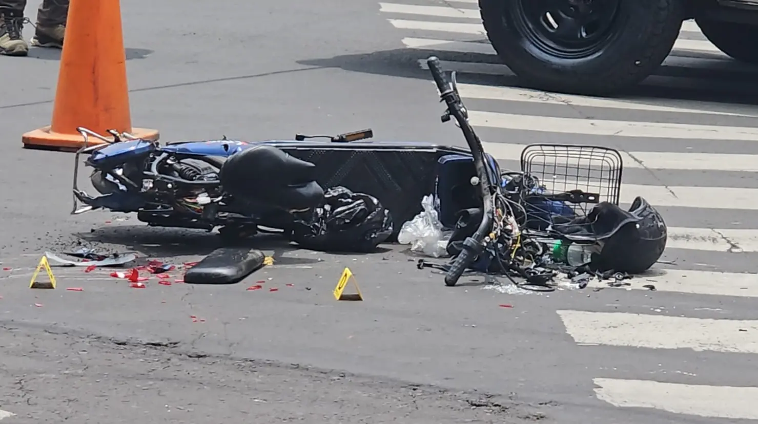 Bicicleta donde iba el conductor que fue arrollado por un tráiler en Azcapotzalco. Foto: Luis Antonio Alfaro