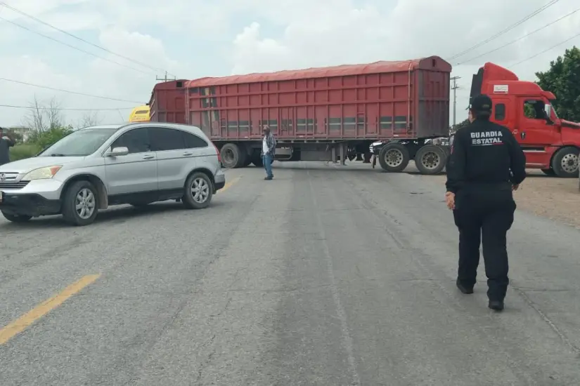 Los bloqueos por parte de productores de sorgo continúan en la carretera Victoria- Matamoros, a la altura de San Fernando. Foto: Carlos García
