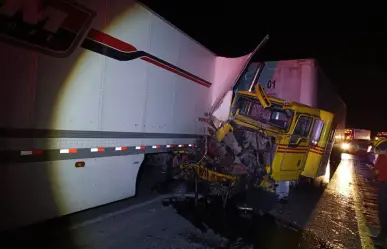Cierran la carretera 57 tras accidente entre dos tráileres en Arteaga