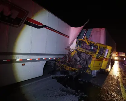 Cierran la carretera 57 tras accidente entre dos tráileres en Arteaga