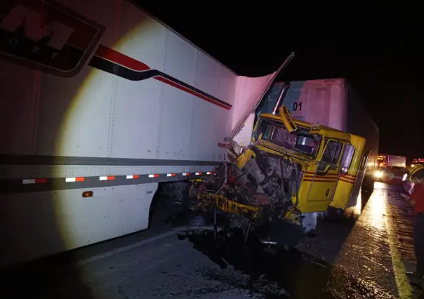 Cierran la carretera 57 tras accidente entre dos tráileres en Arteaga