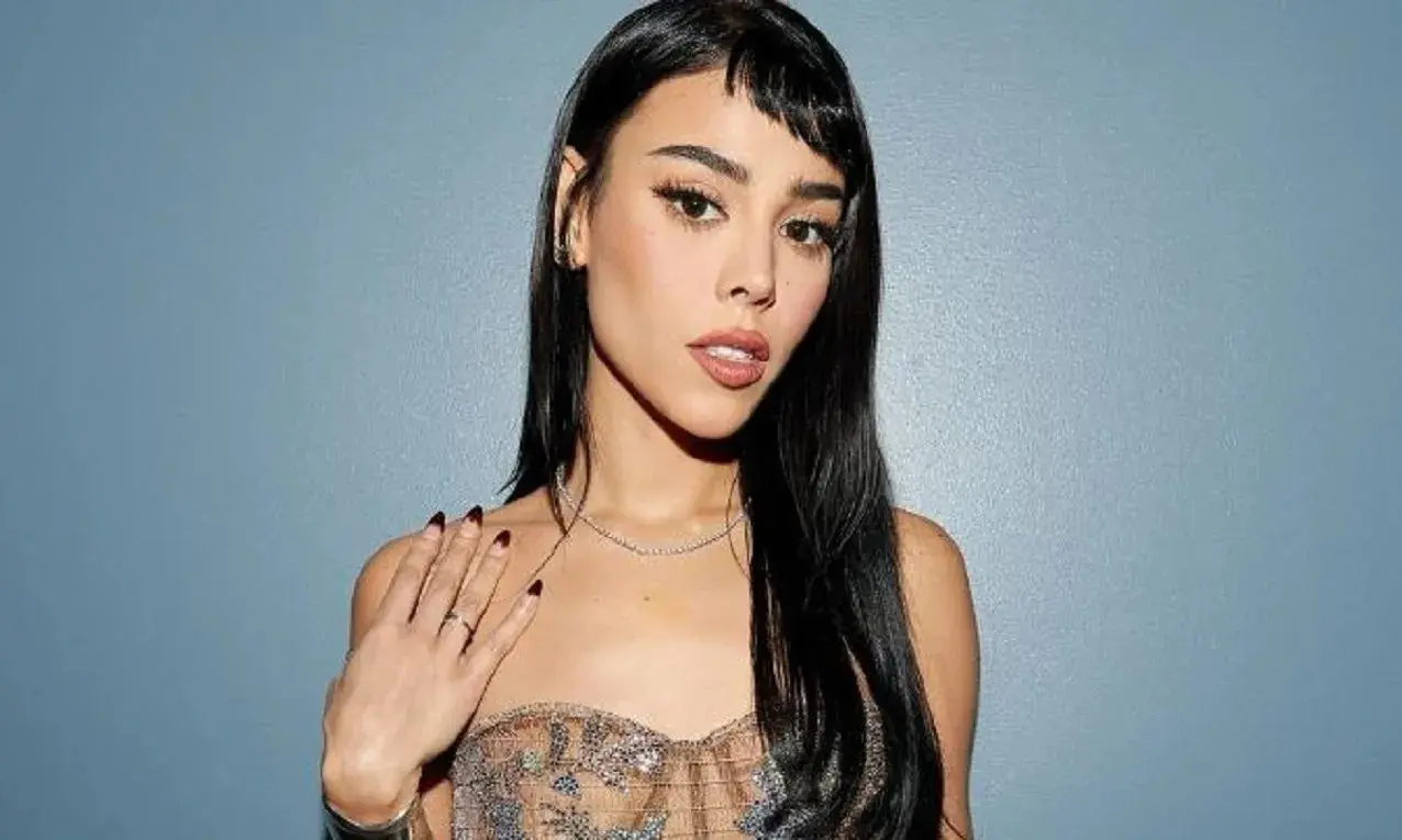 Danna Paola llegó el miércoles a la Ciudad de México y a su arribo al aeropuerto se armó un zafarrancho entre fans y reporteros. Foto. Especial.