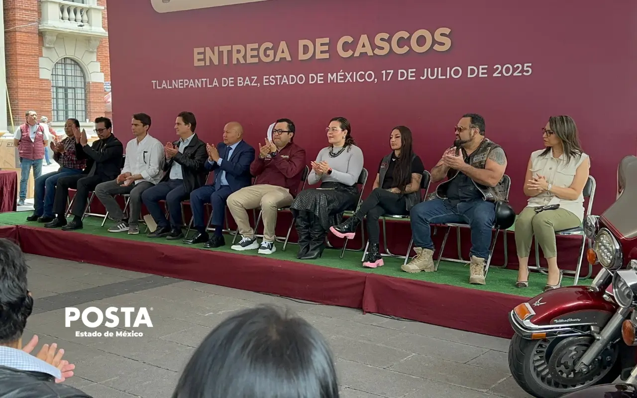 La Secretaría de Movilidad del Estado de México entrega cascos para motociclistas. Foto: Juan Manuel López