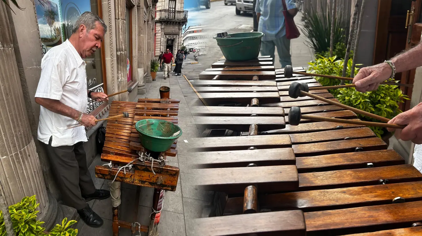Foto: Alejandro Ávila| En las calles del centro de la ciudad de Durango se encuentra Leopoldo y su marimba, instrumento que hasta hoy le da de comer. 