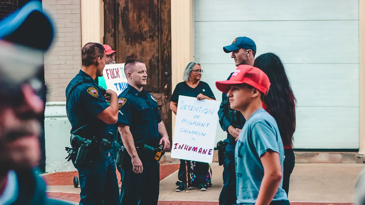 Continúa la deportación de migrantes en Estados Unidos; el Gobierno de Durango dice que se les brinda atención. Foto: Canva.