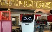 Conoce a Misu, la gatita robot que sirve ramen en este restaurante de Escobedo
