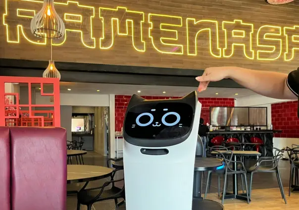 Conoce a Misu, la gatita robot que sirve ramen en este restaurante de Escobedo