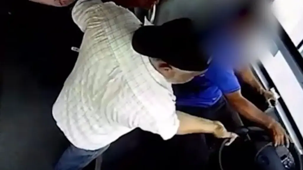 Pasajero provoca choque de camión urbano tras agredir a chofer en Juárez, Nuevo León