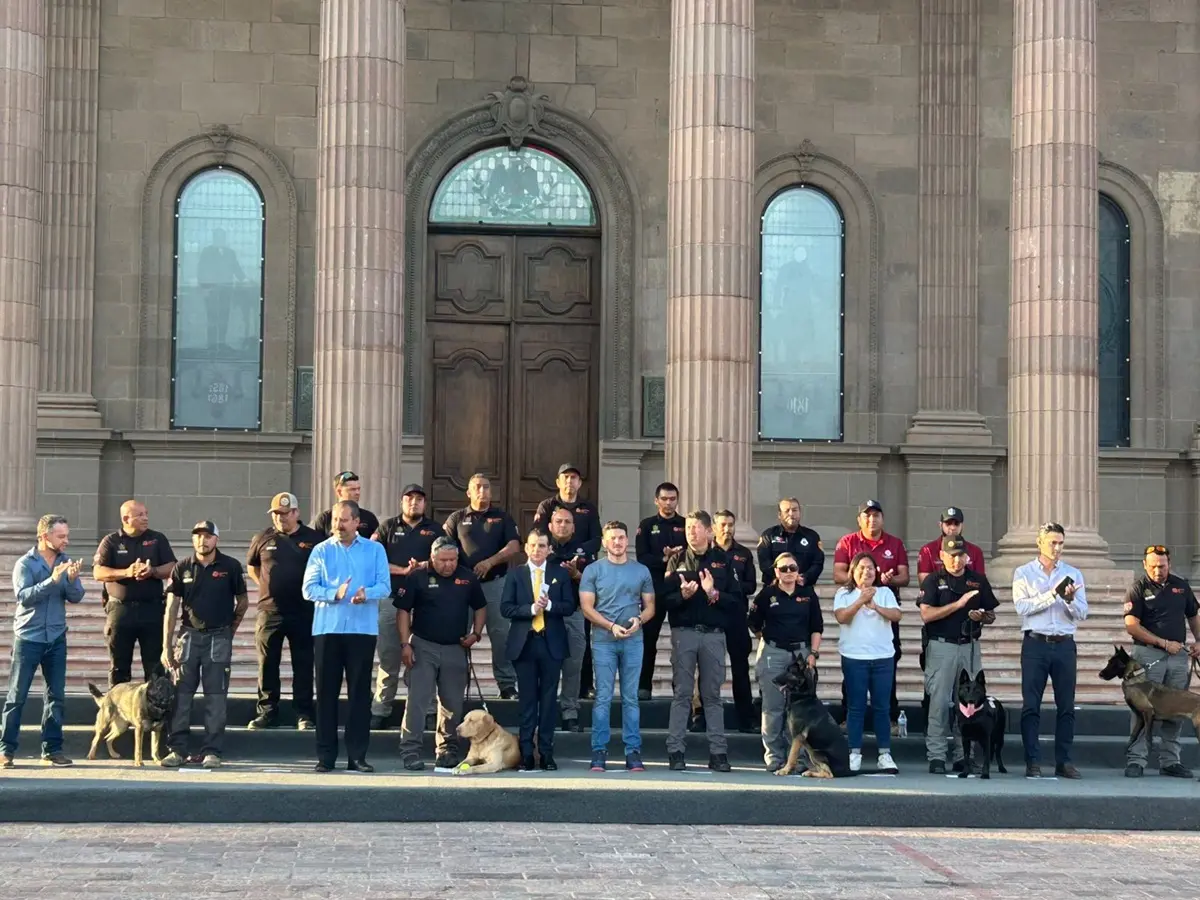 El gobernador de Nuevo León, Samuel García, reconoció la labor de los elementos de Protección Civil, que apoyaron en la contingencia en Texas, Estados Unidos. Foto: Jorge López