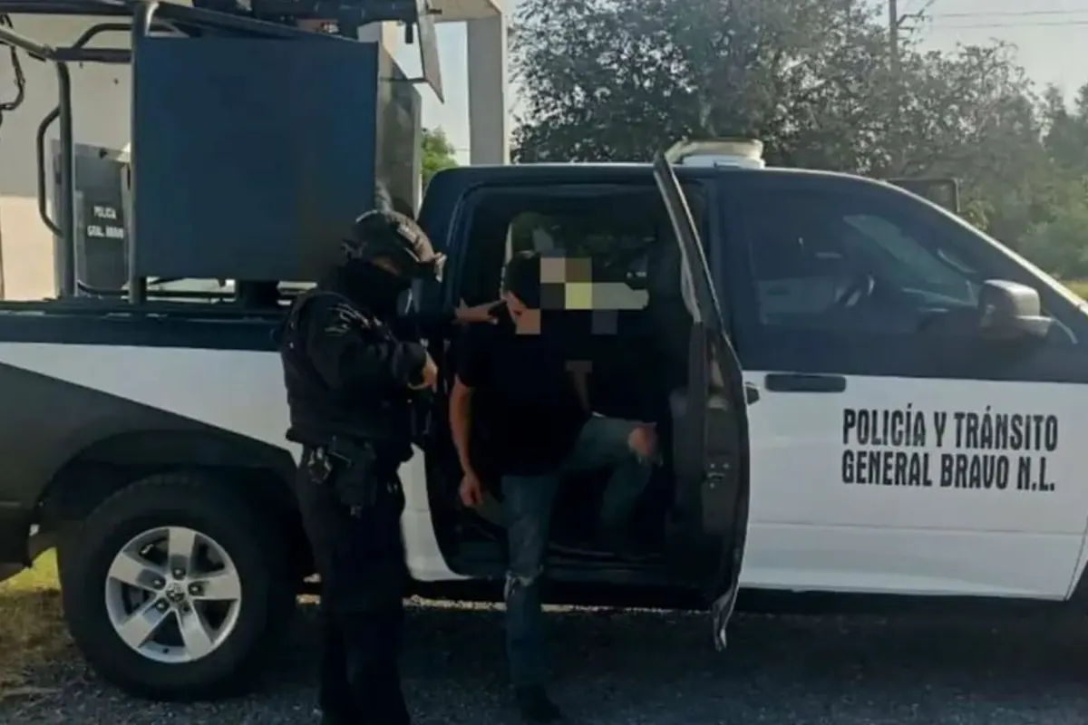 El hombre, cuya identidad se mantiene bajo resguardo por seguridad, se arrojó del vehículo en marcha en el municipio de General Bravo, Nuevo León, y pidió auxilio a la policía. Foto: Seguridad Publica