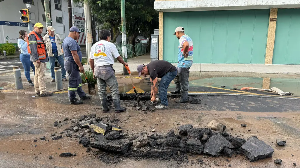 Revienta tubería en Letrán Valle; Benito Juárez amanece con fuga masiva de agua