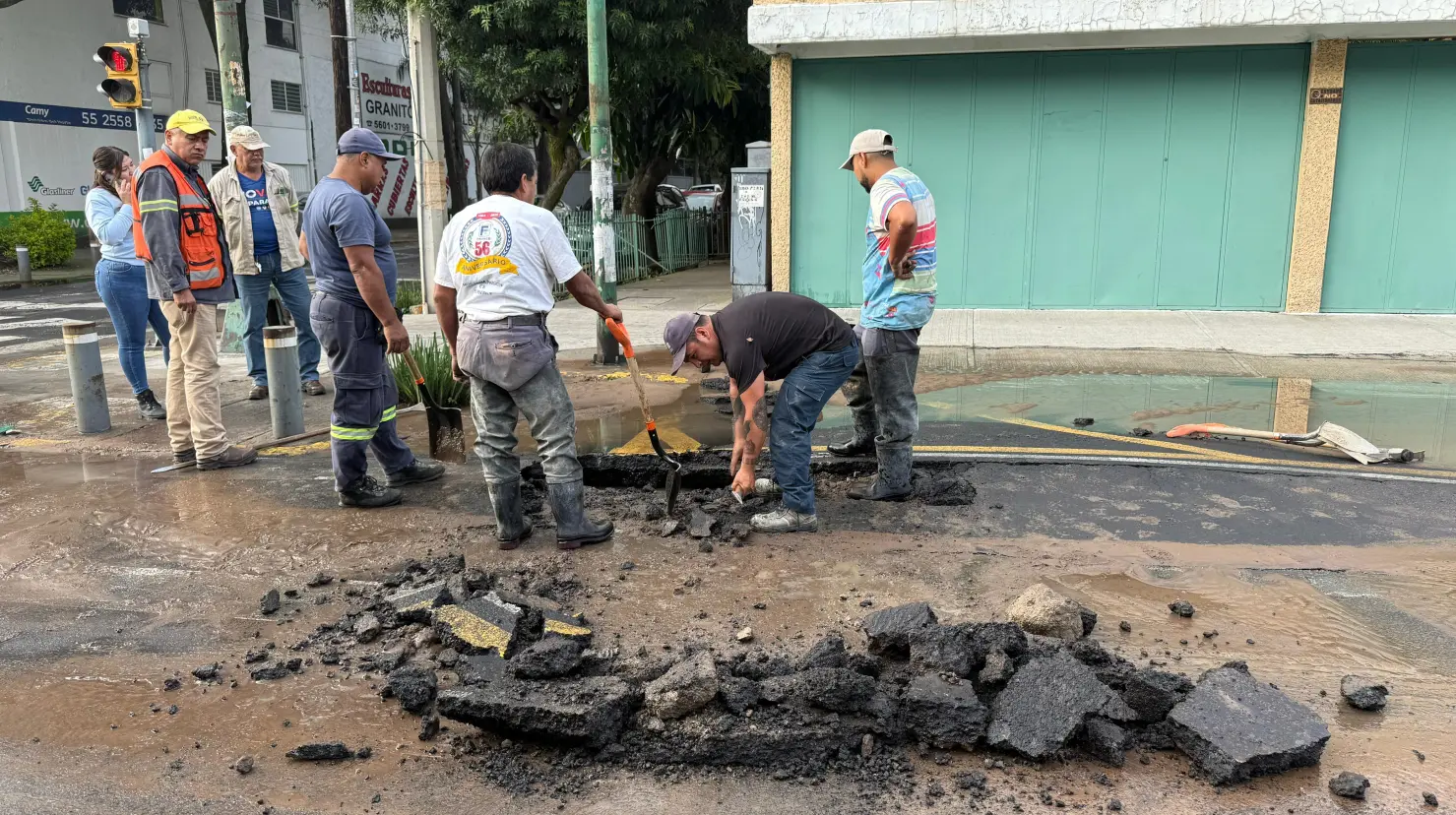 Trabajadores de CDMX reparando fuga de agua.   Foto: Ramón Ramírez
