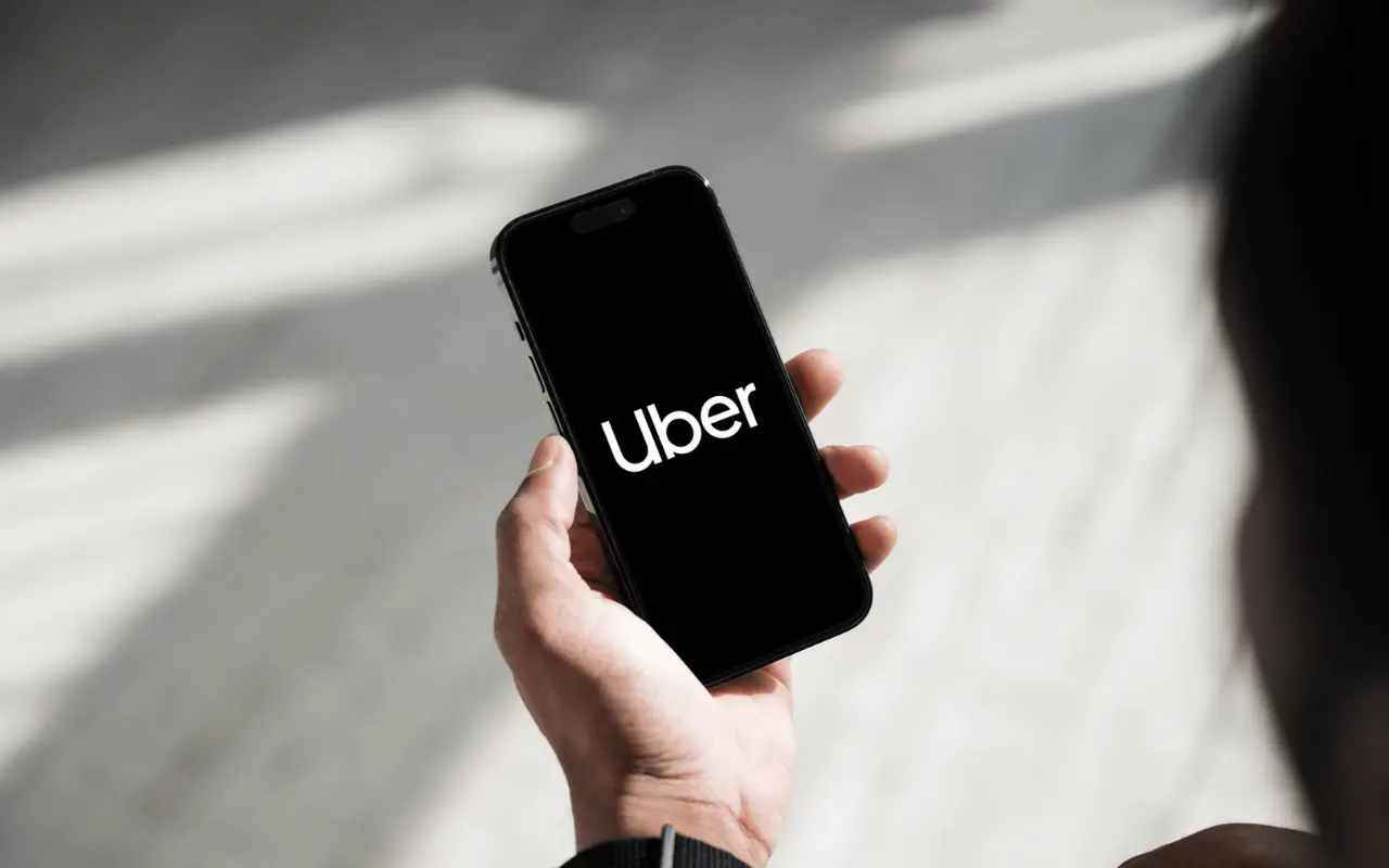 Celular y logo de Uber. Foto: X (@Uber_MEX) / Canva