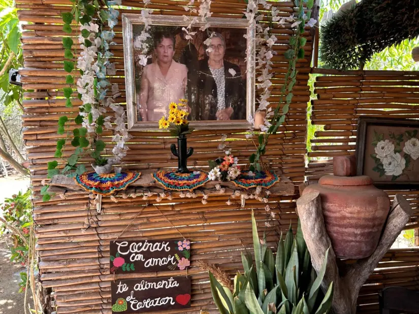 Altar en homenaje a Carmen y Rosalina en el restaurante que lleva su nombre. Foto: Ivette Pérez / POSTABCS.