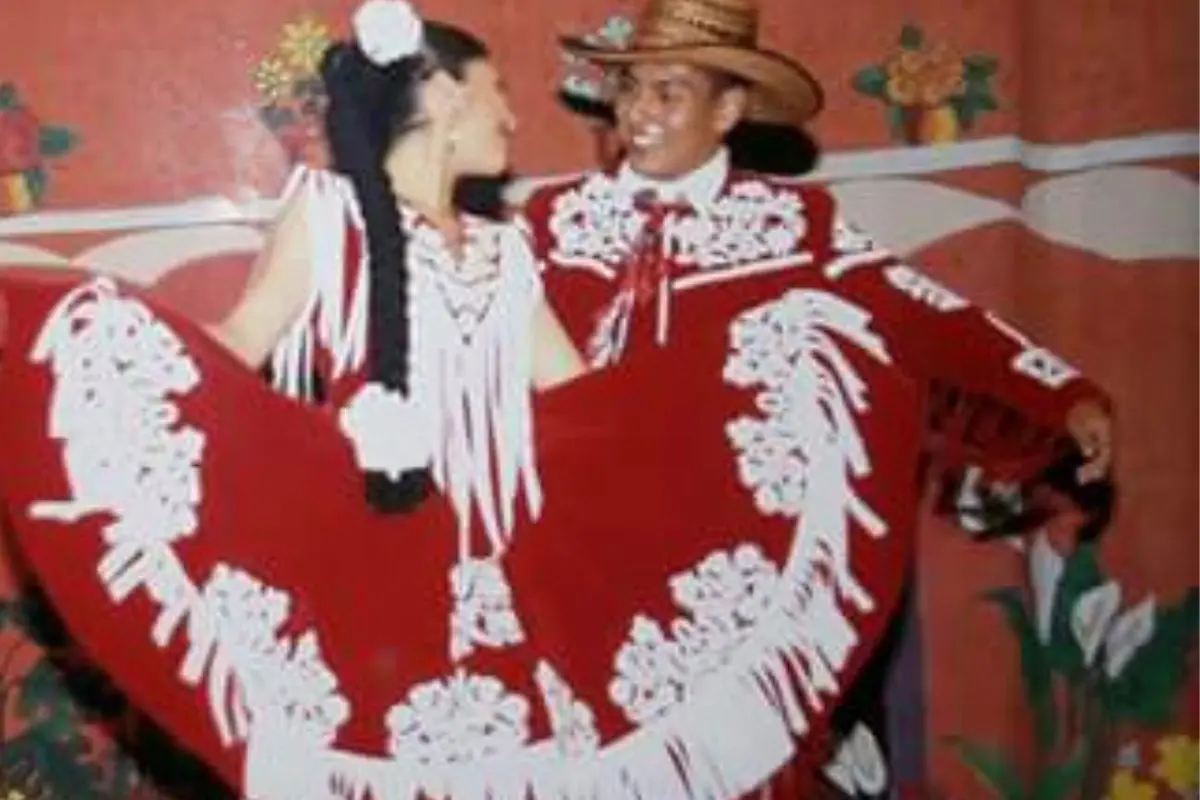 Explora la riqueza cultural de Tamaulipas a través de sus trajes tradicionales. Descubre la cuera tamaulipeca, vestido de polka y más