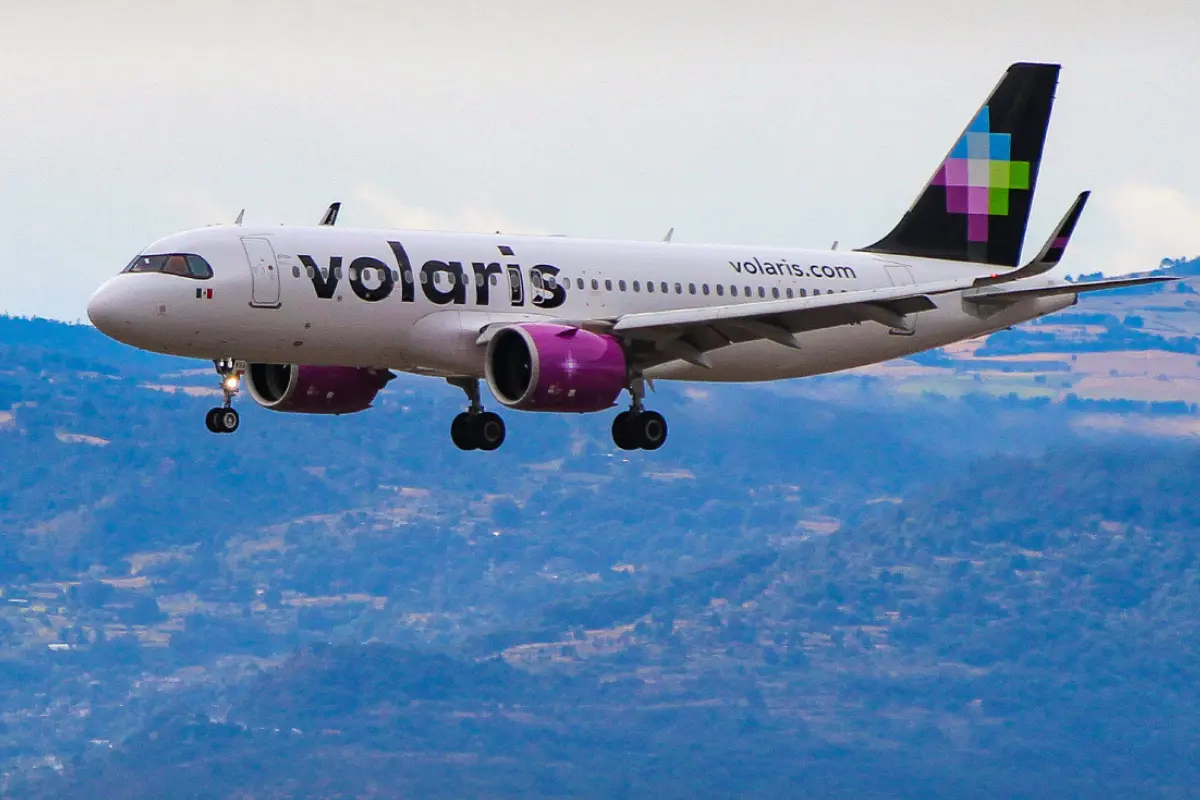 Avión de Volaris. Foto: X (@AICM_mx)