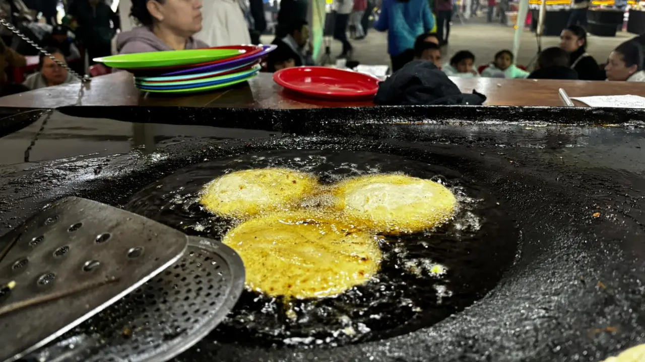 La venta de diversos alimentos en la Feria de Durango es uno de sus principales atractivos. Foto: RRSS.