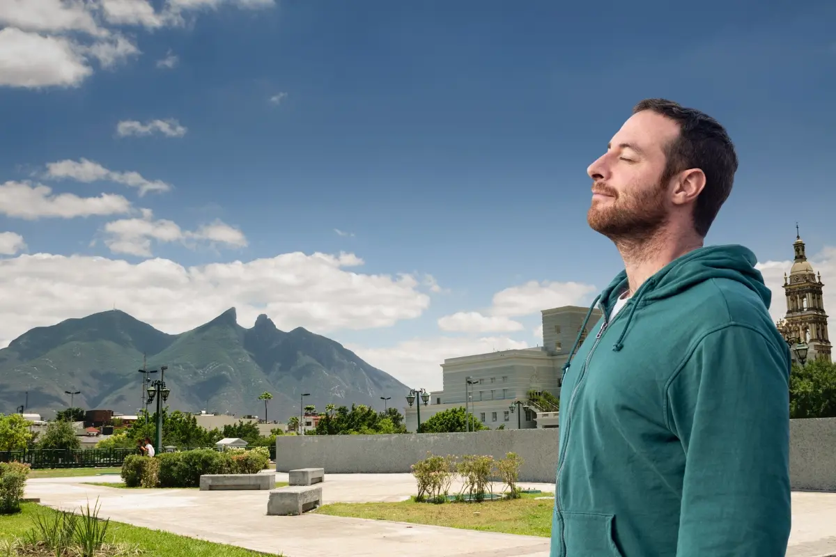 Un hombre y el cerro de la Silla. Foto: Canva