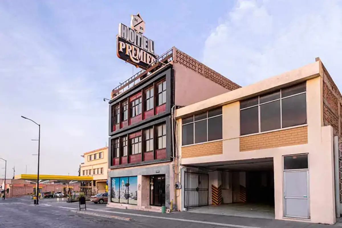 Uno de los hallazgos más importantes fue una carpeta color café que contenía una carta escrita a mano con tinta azul, presuntamente una nota póstuma. /Foto: Hotel Premier Saltillo