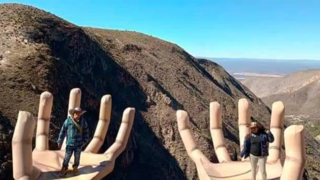 El mirador en forma de manos gigantes que se encuentra a 4 horas y media de Tampico