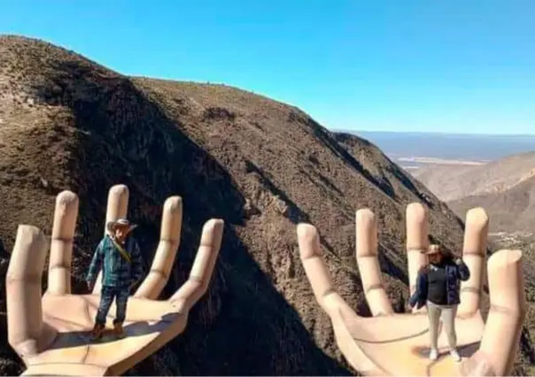 El mirador en forma de manos gigantes que se encuentra a 4 horas y media de Tampico