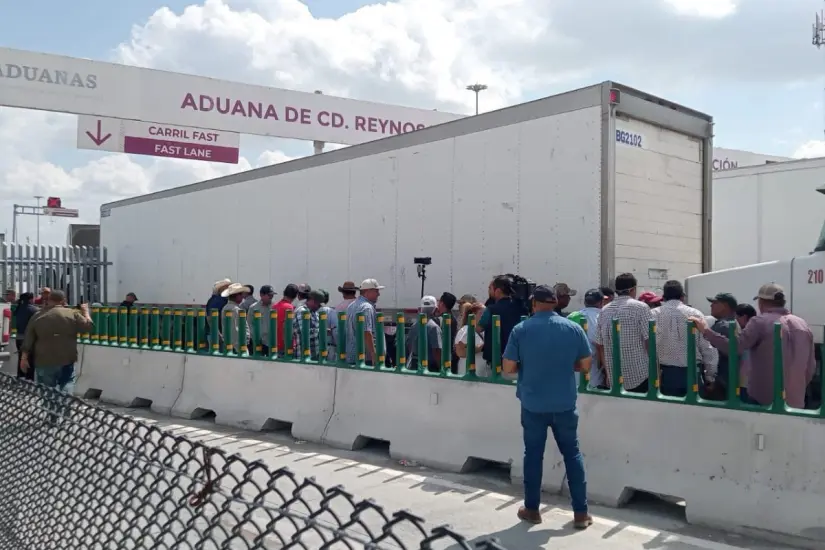 Como parte de sus protestas, los sorgueros han llegado a bloquear la aduana de Reynosa. Foto: Ramón Sánchez