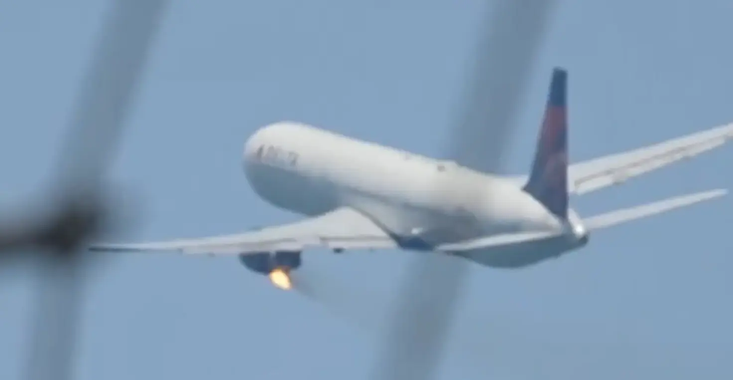 VIDEO | Avión aterriza de emergencia en Los Ángeles por incendio en motor. Foto: X (@AlertaNews24)