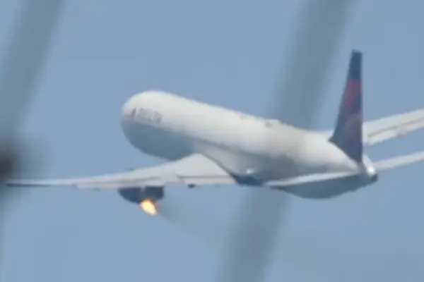 VIDEO | Avión aterriza de emergencia en Los Ángeles por incendio en motor
