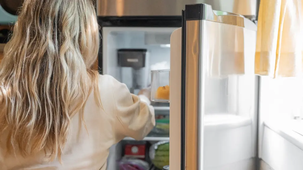 El truco con cáscara de naranja que deja tu refrigerador oliendo delicioso