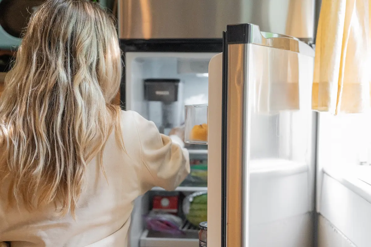 La cáscara de naranja deja el refrigerador oliendo delicioso. Foto Canva