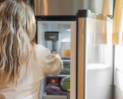 El truco con cáscara de naranja que deja tu refrigerador oliendo delicioso