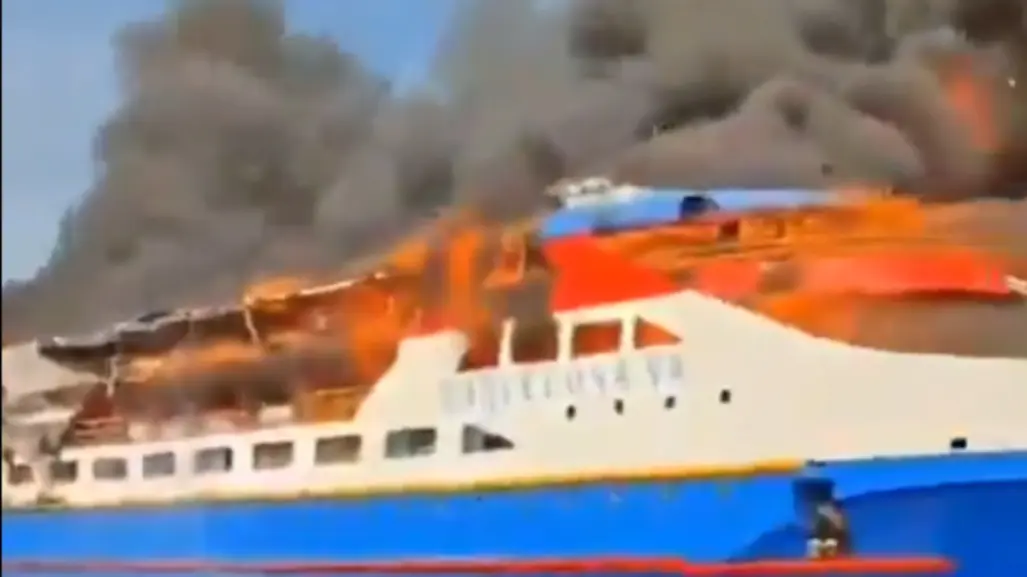 Incendio del barco KM Barcelona en Indonesia deja 5 muertos y 3 heridos | VIDEO