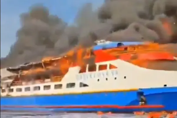 Incendio del barco KM Barcelona en Indonesia deja 5 muertos y 3 heridos | VIDEO