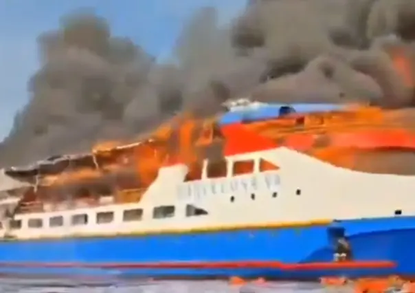 Incendio del barco KM Barcelona en Indonesia deja 5 muertos y 3 heridos | VIDEO