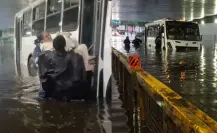 Lluvias en CDMX dejan 44 casas afectadas; policías rescatan a pasajeros atrapados en microbús